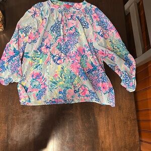 Lily Pulitzer blouse size xl. Missing 2 buttons, still super cute